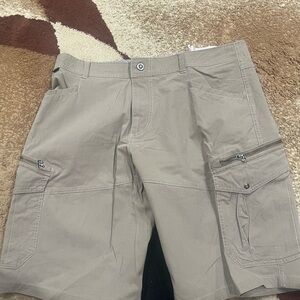 Men's Tan Cargo Shorts Size 38-New without tags